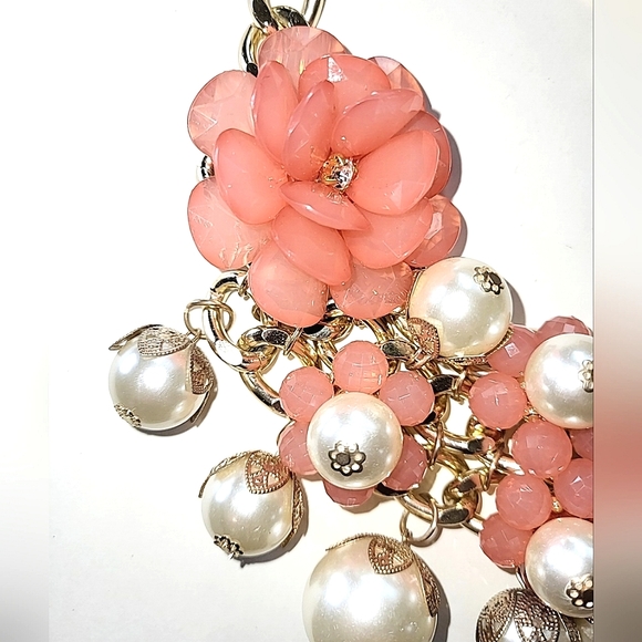 LUCITE CORAL FLOWER & FAUX PEARL STATEMENT NECKLACE - Picture 2 of 7